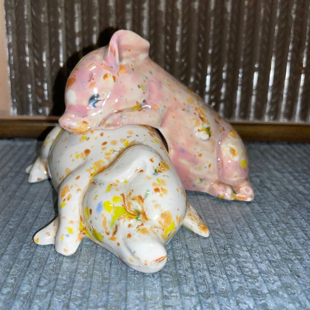Vintage Nesting Farmhouse Speckled Resting Pigs Ceramic‎ Salt & Pepper Shakers
